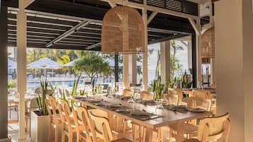 2 restaurants servant le petit déjeuner, le déjeuner et le dîner
