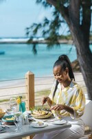 2 restaurantes; se sirven desayunos, almuerzos y cenas