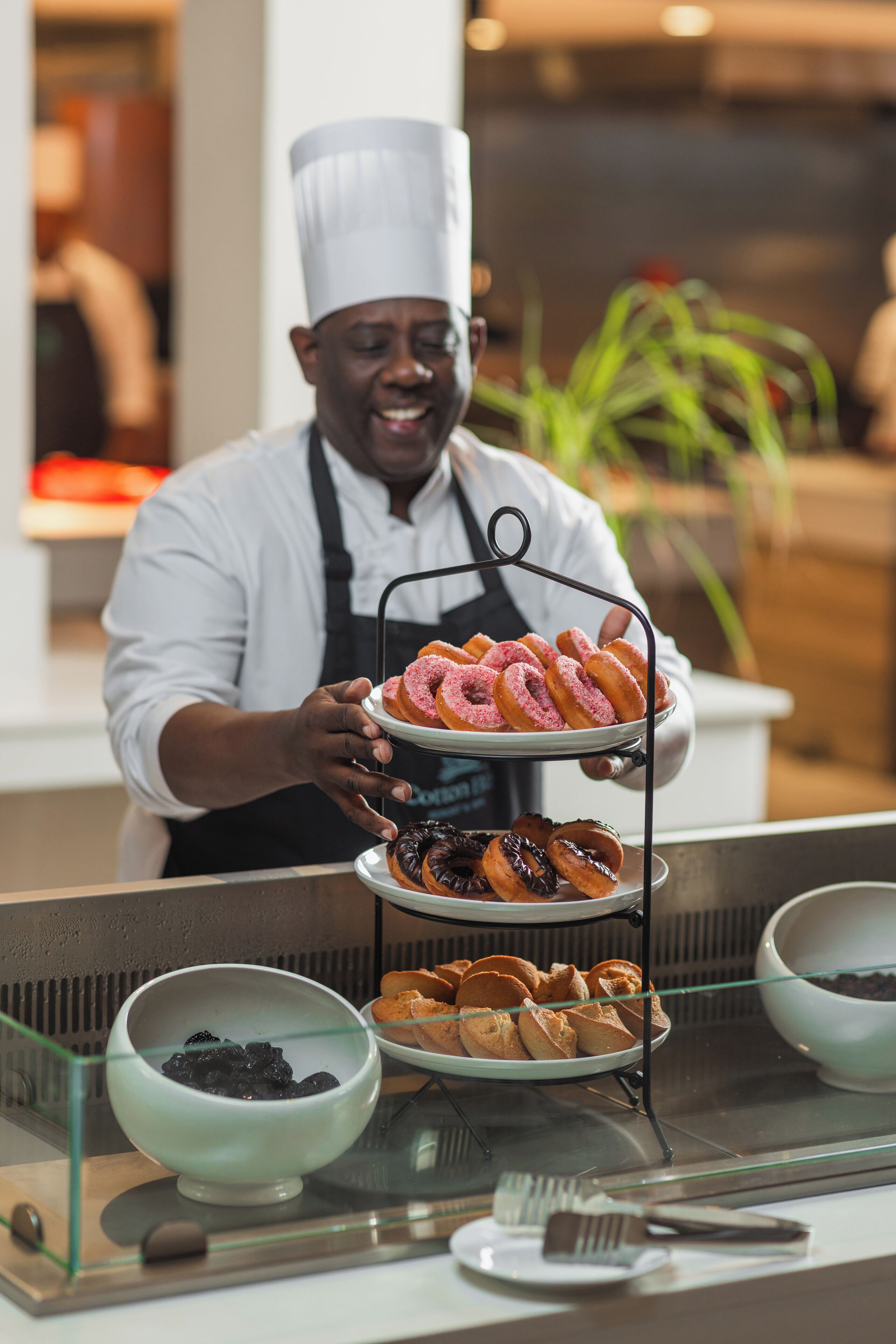 2 restaurants, breakfast served