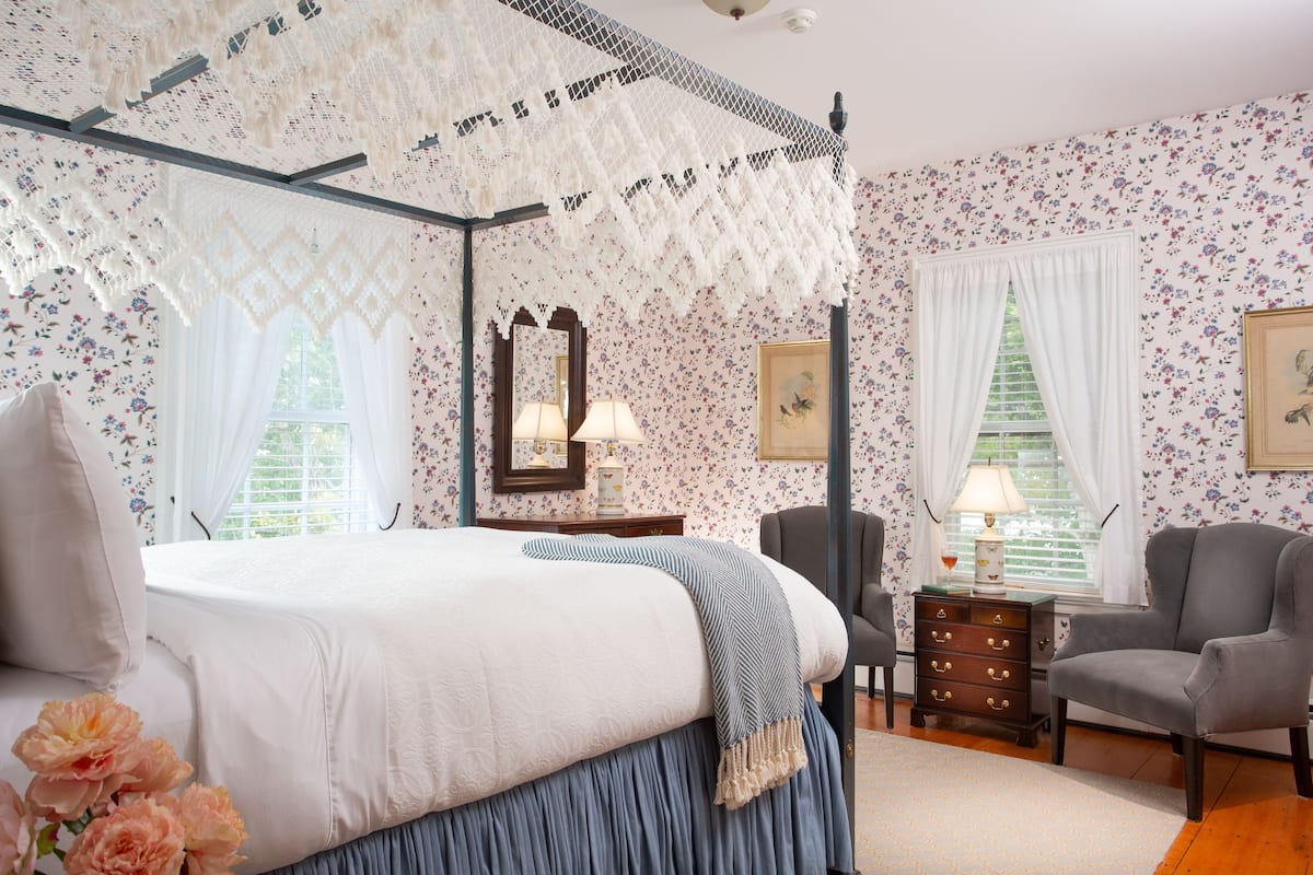 tavern room, 1 queen bed | egyptian cotton sheets, premium bedding, down duvets, pillow-top beds