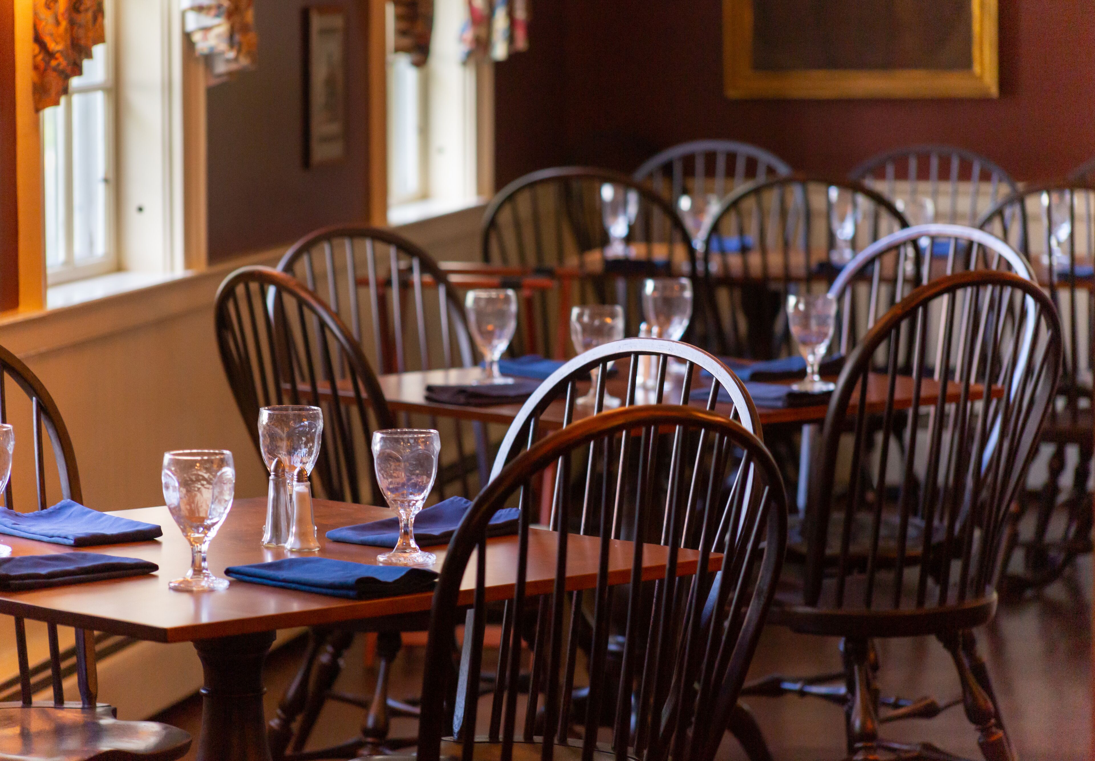 2 restaurants, dinner served, local cuisine