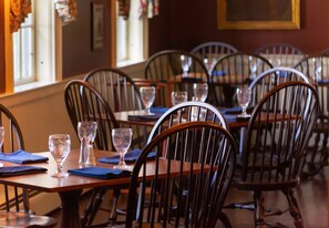 2 restaurants, dinner served - Grafton Inn (Grafton)