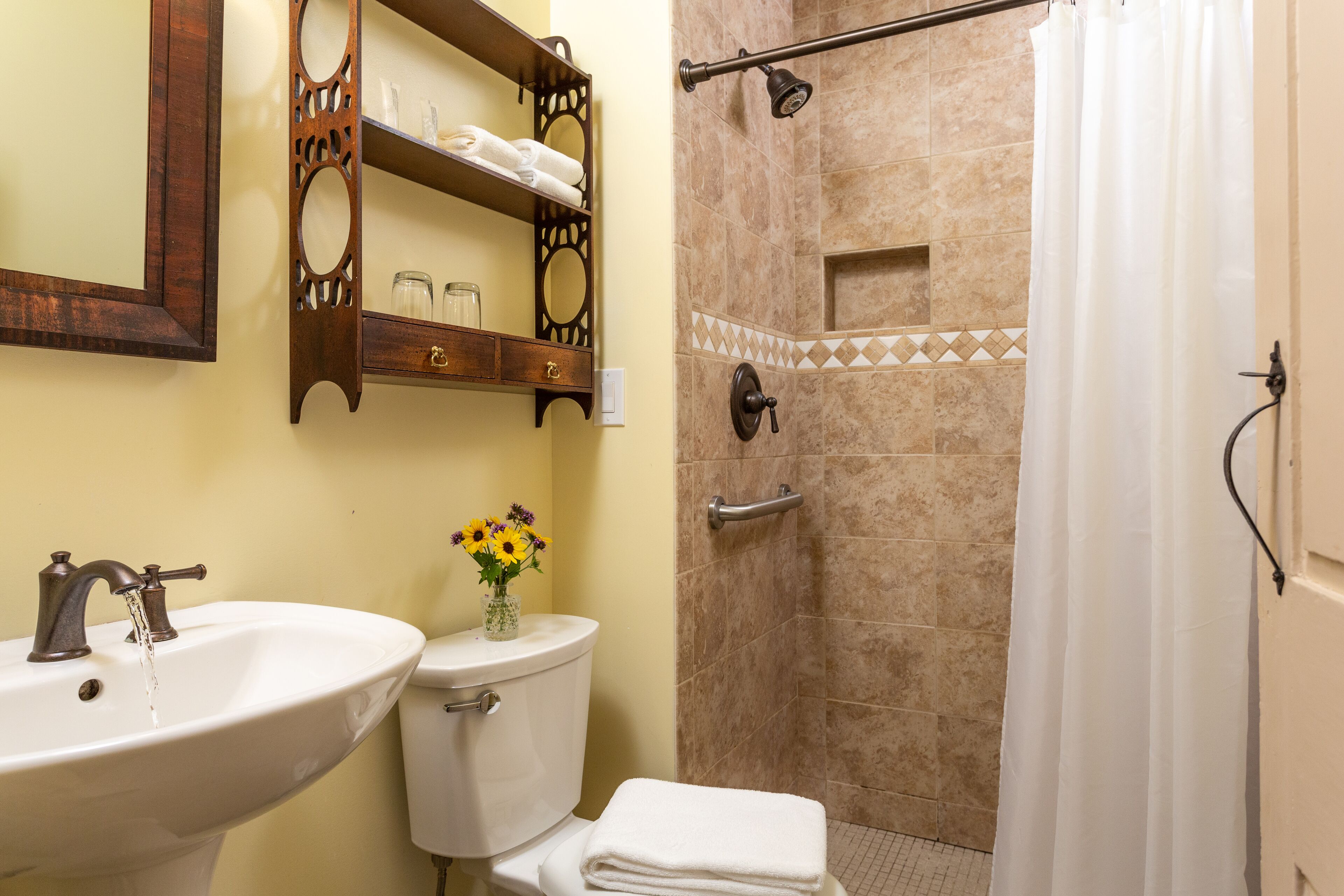 tavern room, 1 queen bed | bathroom | free toiletries, hair dryer, towels