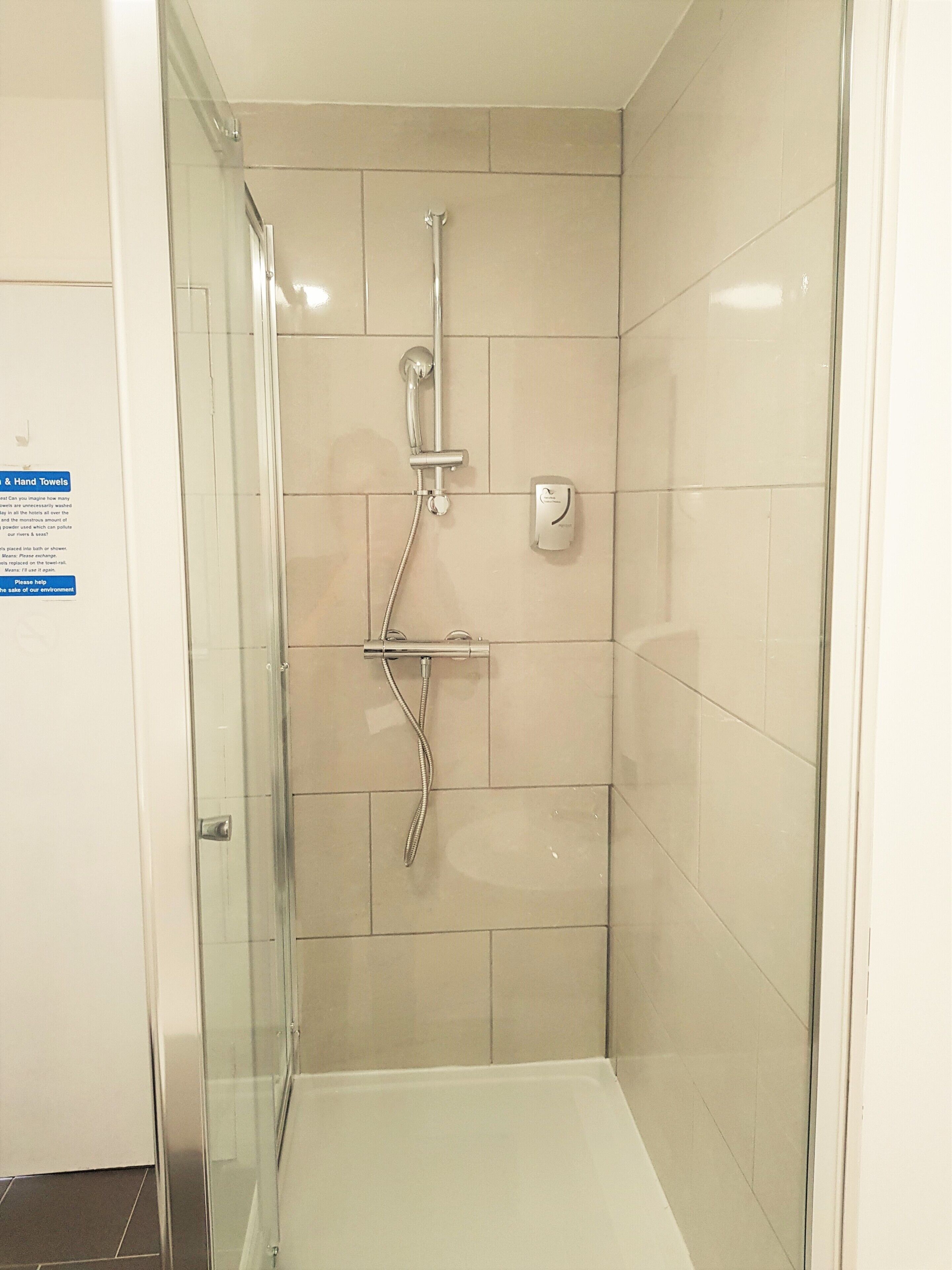 Standard Triple Room | Bathroom shower