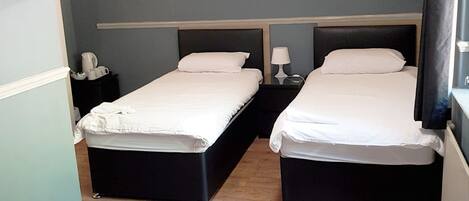 Standardværelse til 3 personer | Skrivebord, strygejern/strygebræt, gratis Wi-Fi, sengetøj