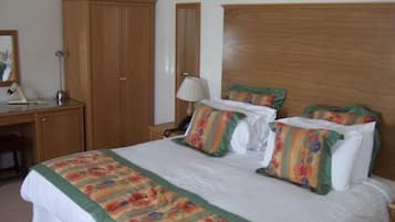 Kahden hengen huone (yksi tai kaksi sänkyä), kylpyhuone makuuhuoneen yhteydessä (Super King or Twin)