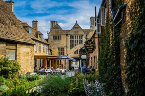 Terrace/patio - The Talbot Hotel, Oundle, Northamptonshire (Peterborough)