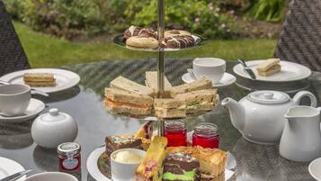 حيث تُقدم وجبات الإفطار، الغداء، العشاء، الأطباق المحلية