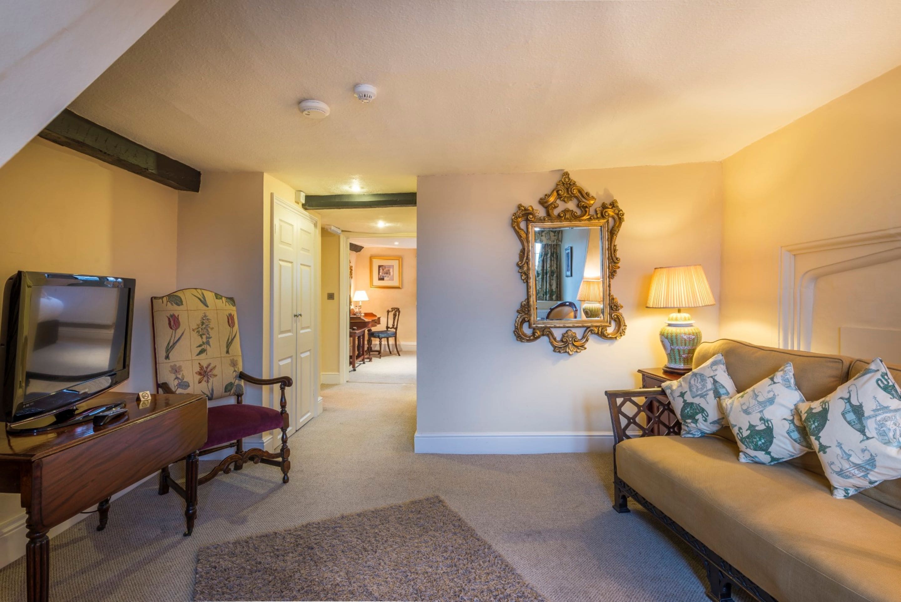 deluxe suite | living area | 40-inch flat-screen tv with cable channels, tv