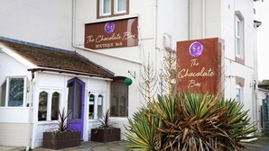A building with a sign reading "The Chocolate Box BOUTIQUE B&B". - The Chocolate Box Hotel (Bournemouth)