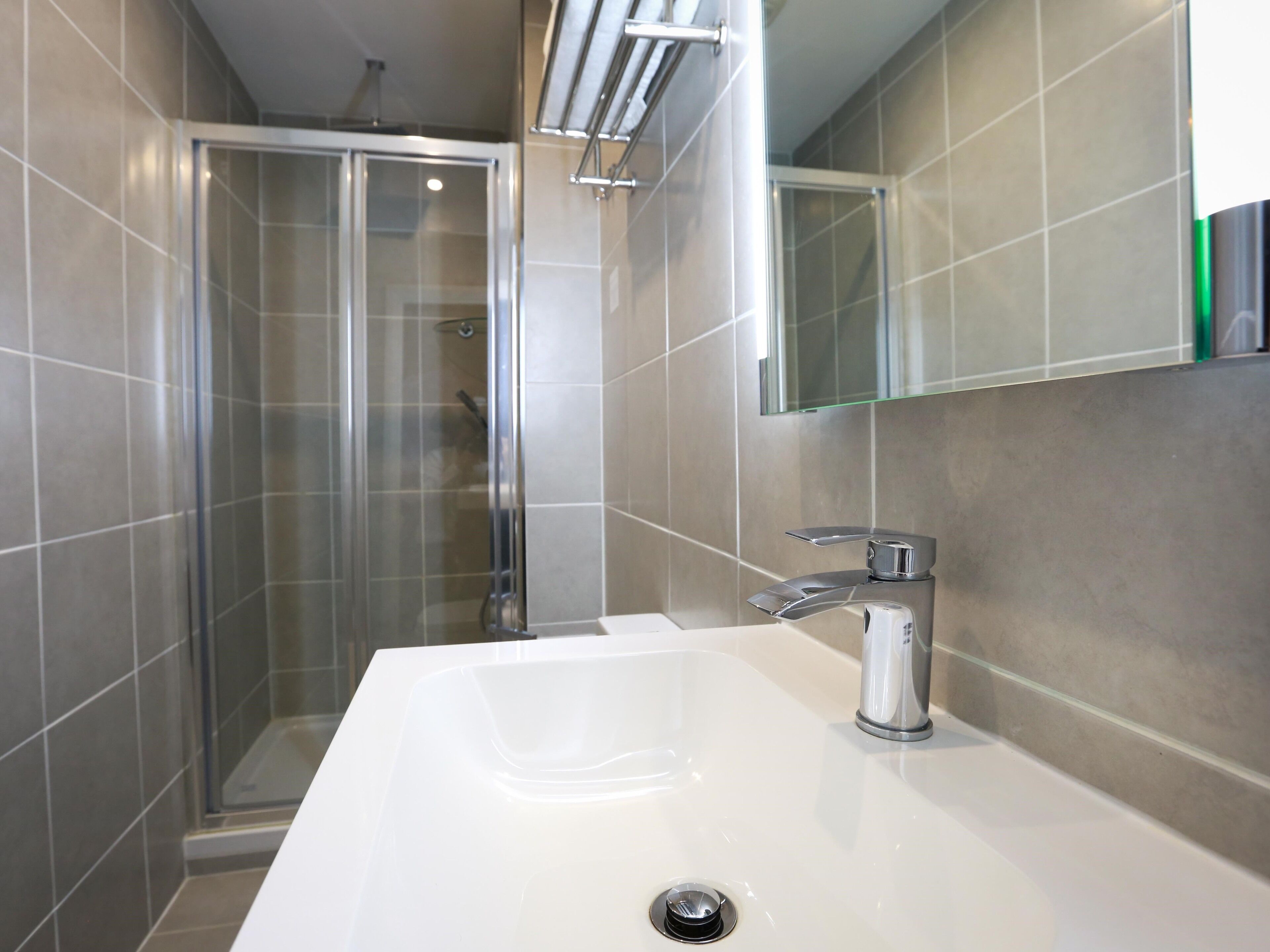 deluxe suite, ensuite | bathroom