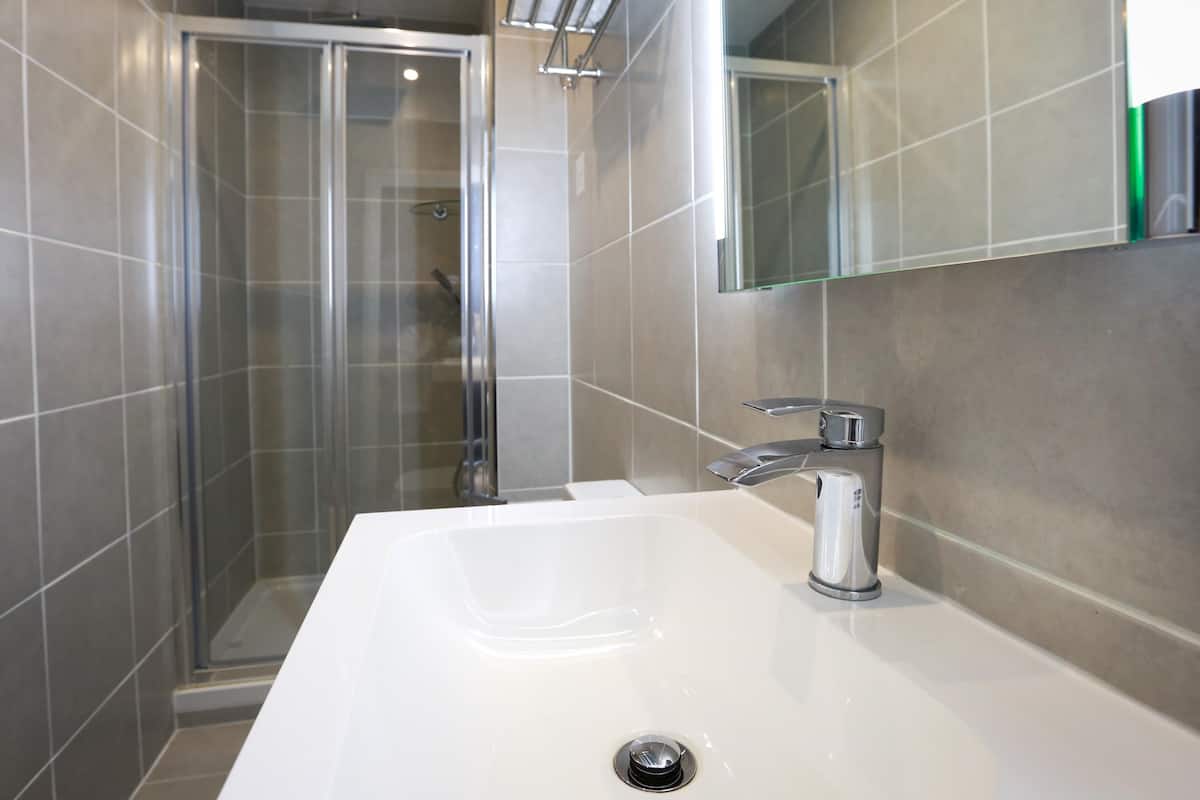 deluxe suite, ensuite | bathroom
