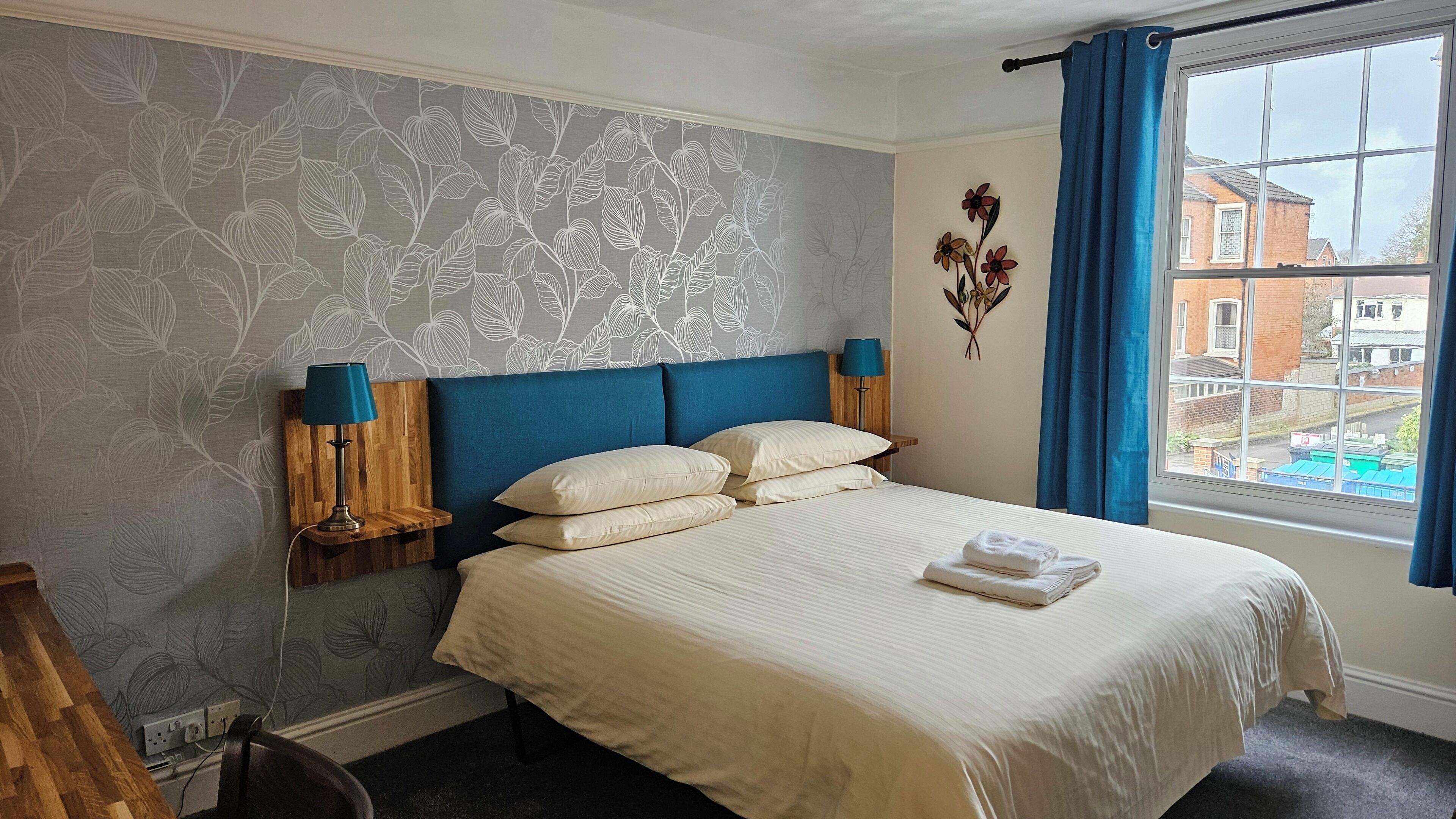 Decoración personalizada, escritorio y tabla de planchar con plancha 