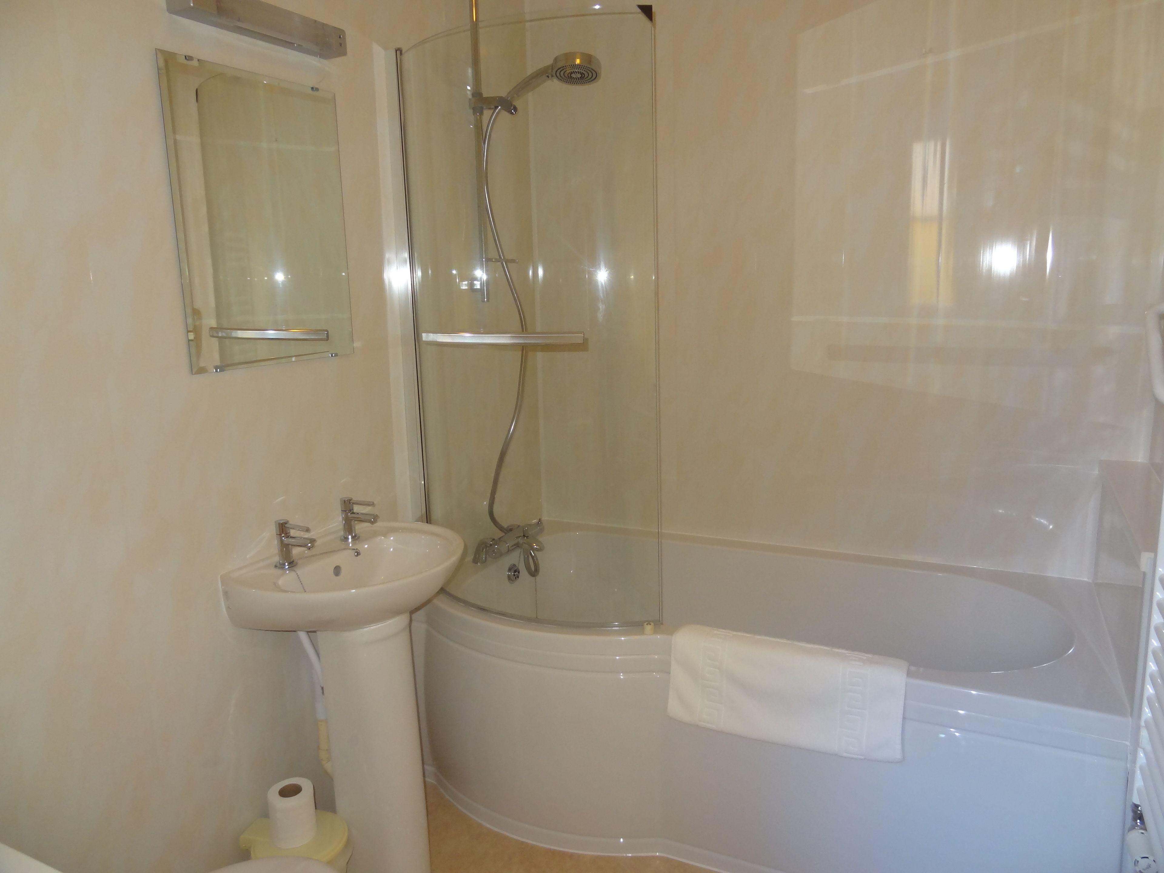 standard double room | bathroom | free toiletries, hair dryer, towels