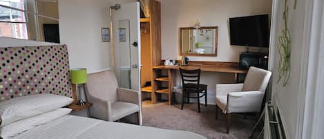 Habitación doble superior | Decoración personalizada, escritorio y tabla de planchar con plancha