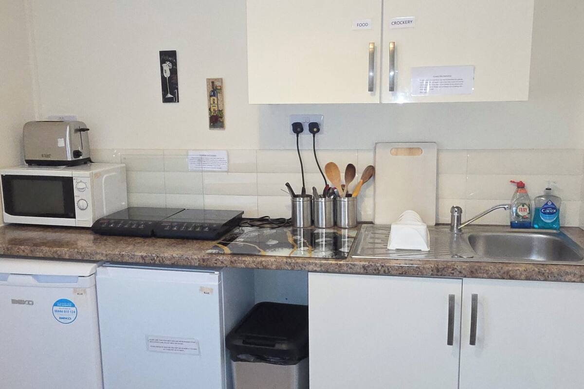 mini-fridge, microwave, stovetop, coffee/tea maker