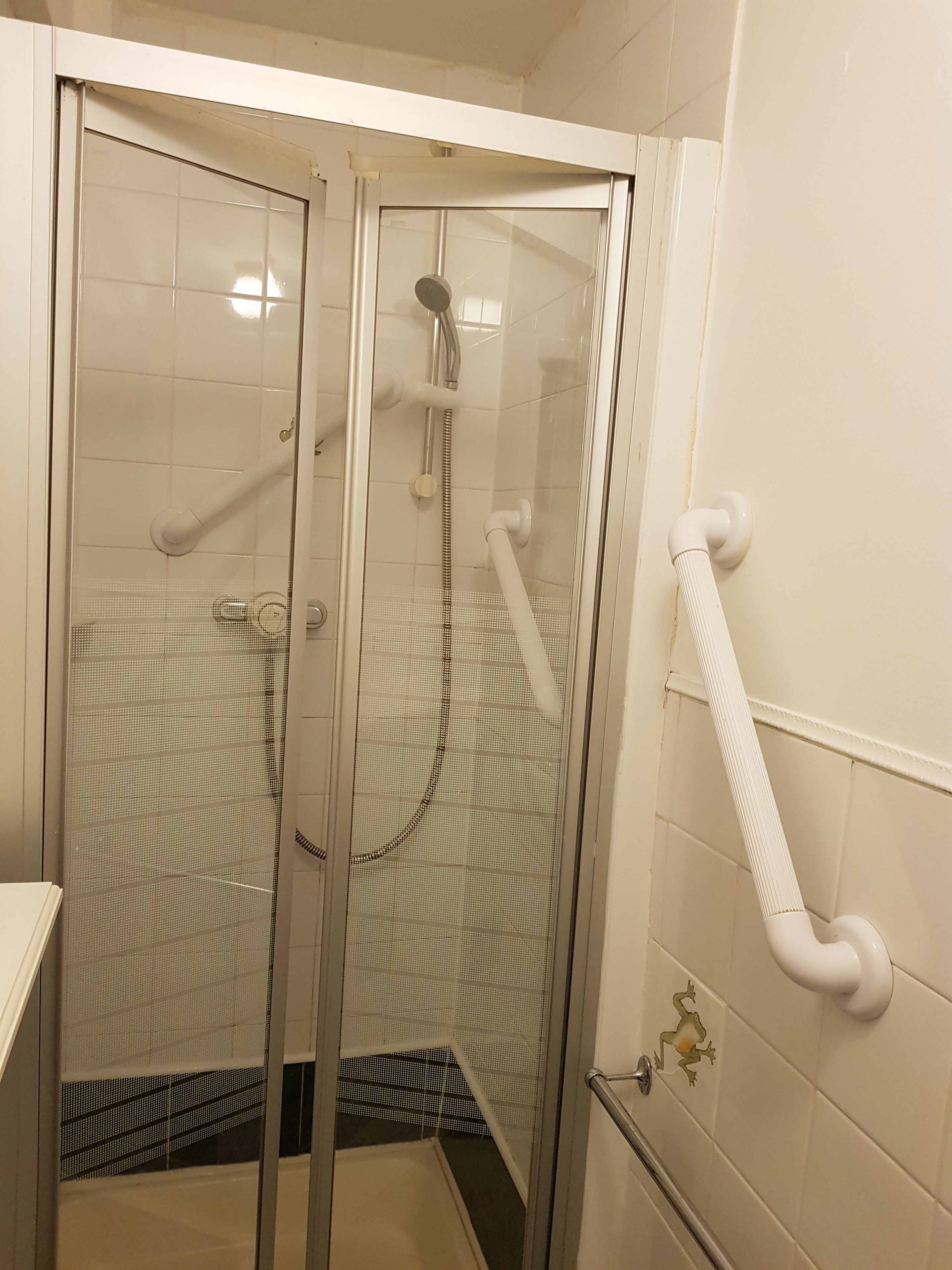 single room | bathroom | free toiletries, hair dryer, towels