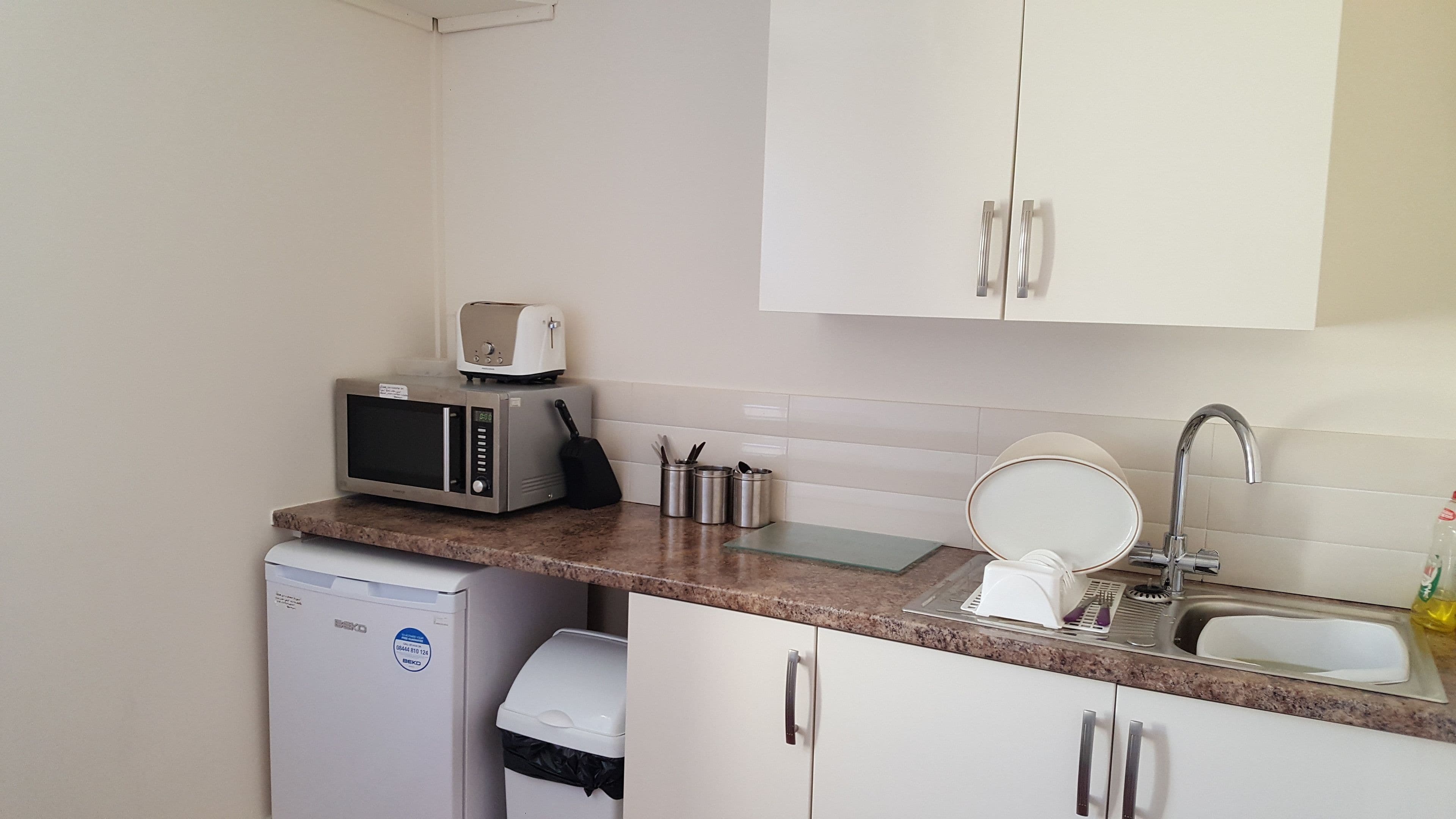 basic double room | private kitchen | mini-fridge, microwave, stovetop, coffee/tea maker