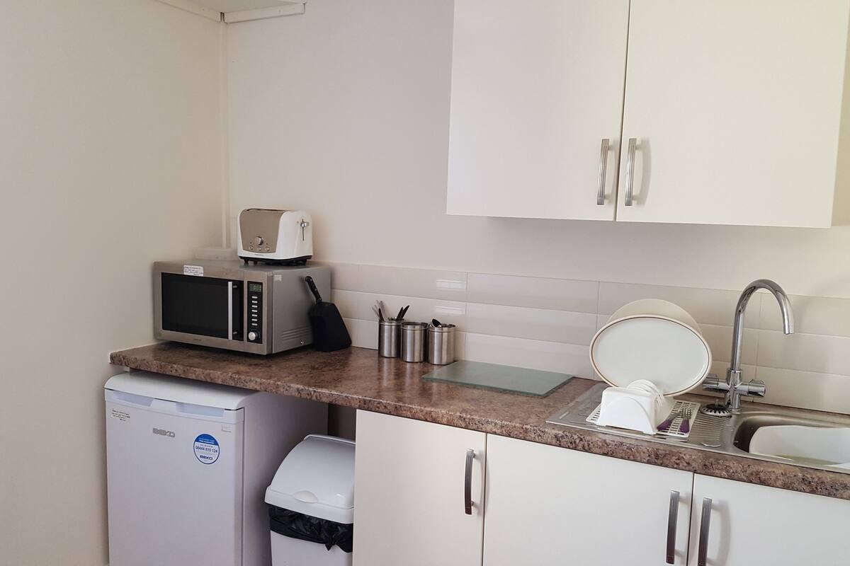 basic double room | private kitchen | mini-fridge, microwave, stovetop, coffee/tea maker