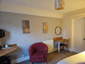 Einzelzimmer | Individuell dekoriert, Schreibtisch, Bügeleisen/Bügelbrett