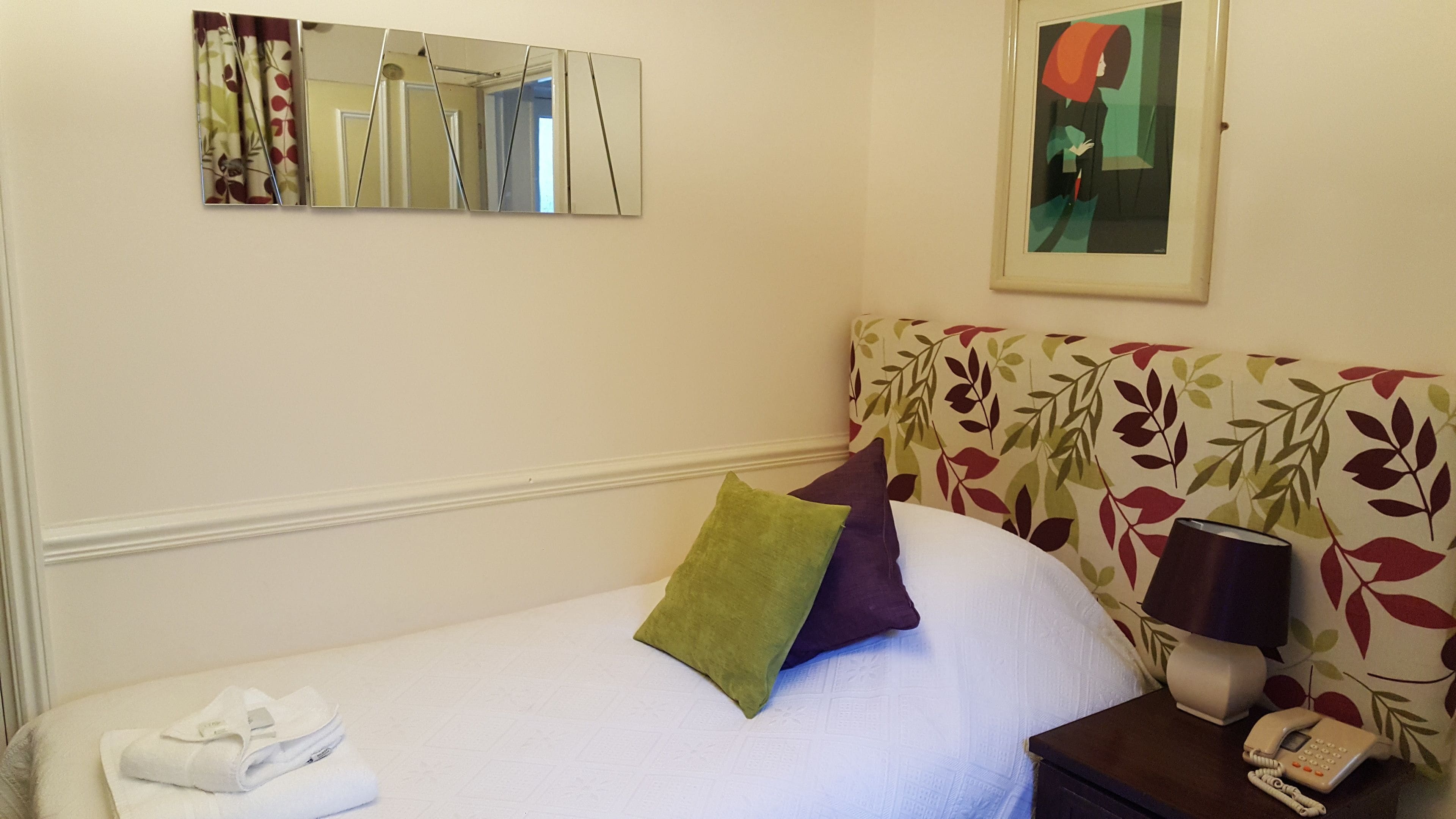 single room | individually decorated, desk, iron/ironing board, free wifi