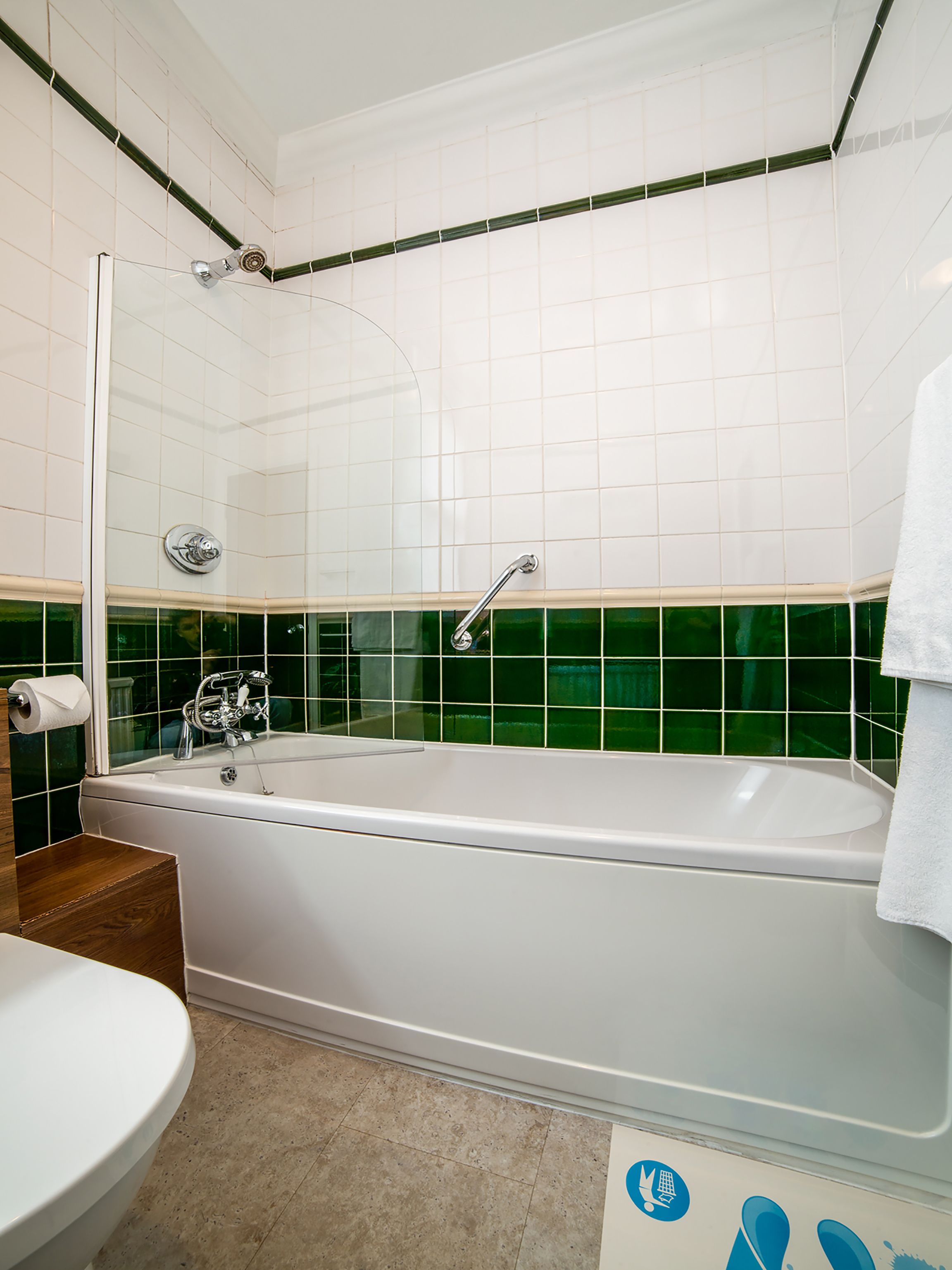 Un baño con bañera, ducha y retrete.