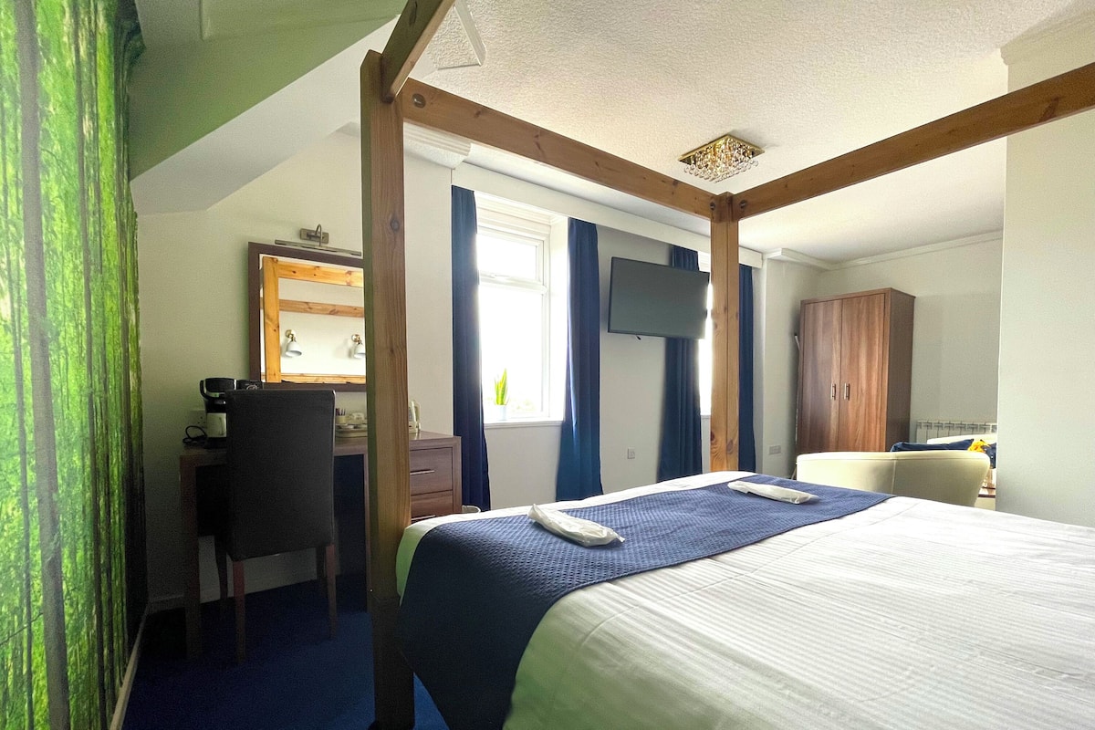 Svit (Four Poster King Suite) | Badrum | Gratis toalettartiklar, tofflor och handdukar