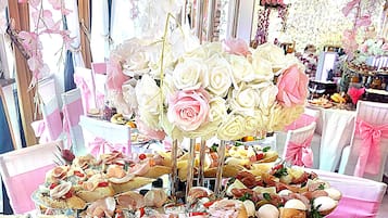 Breakfast, lunch and dinner served