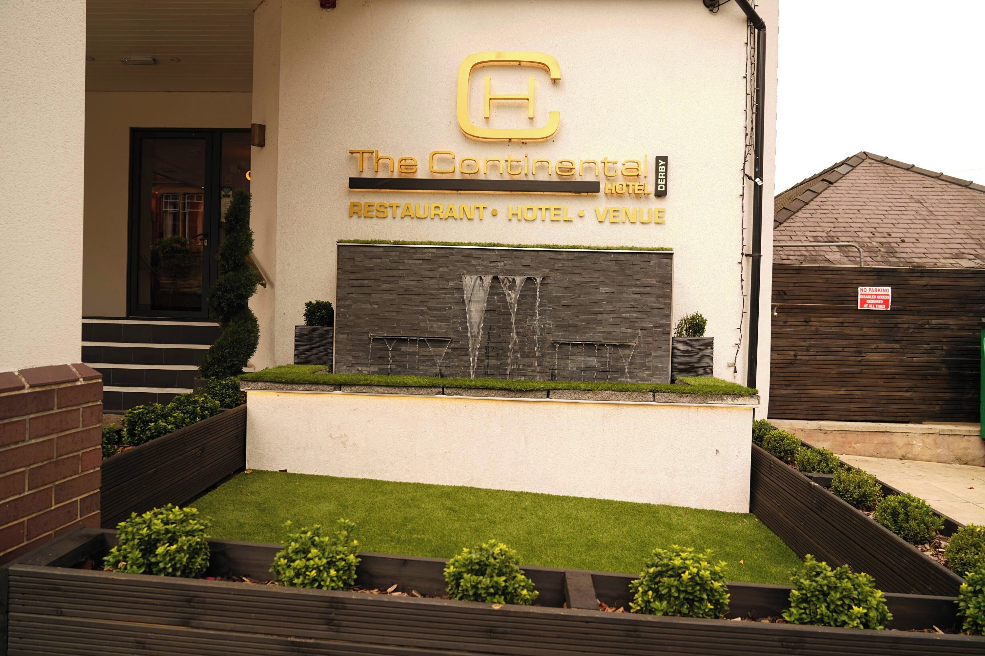 Une enseigne d’hôtel avec les inscriptions « The Continental Hotel » et « RESTAURANT HOTEL ».