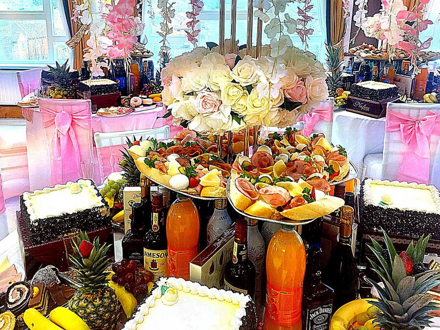 Serveert ontbijt, lunch en diner