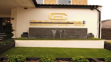 Un edificio con un letrero que dice 'The Continental Restaurant, Hotel, Venue'.