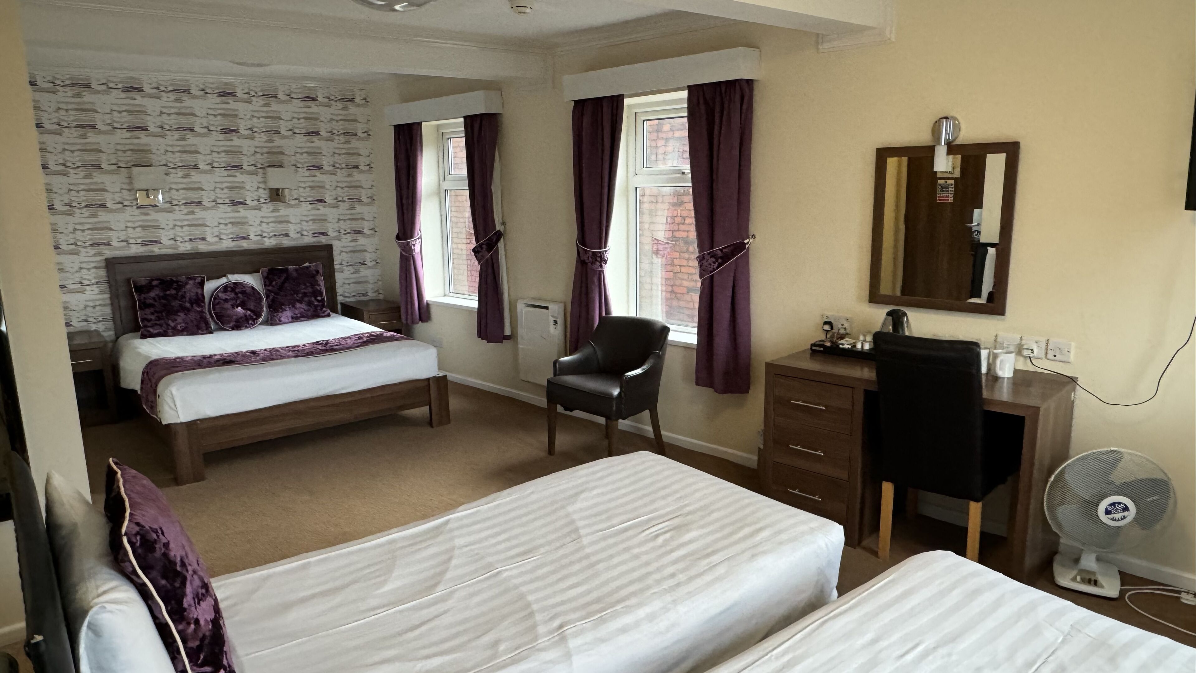 标准房, 2 张双人床 | 1 多间卧室、办公桌、熨斗/熨衣板、免费 WiFi