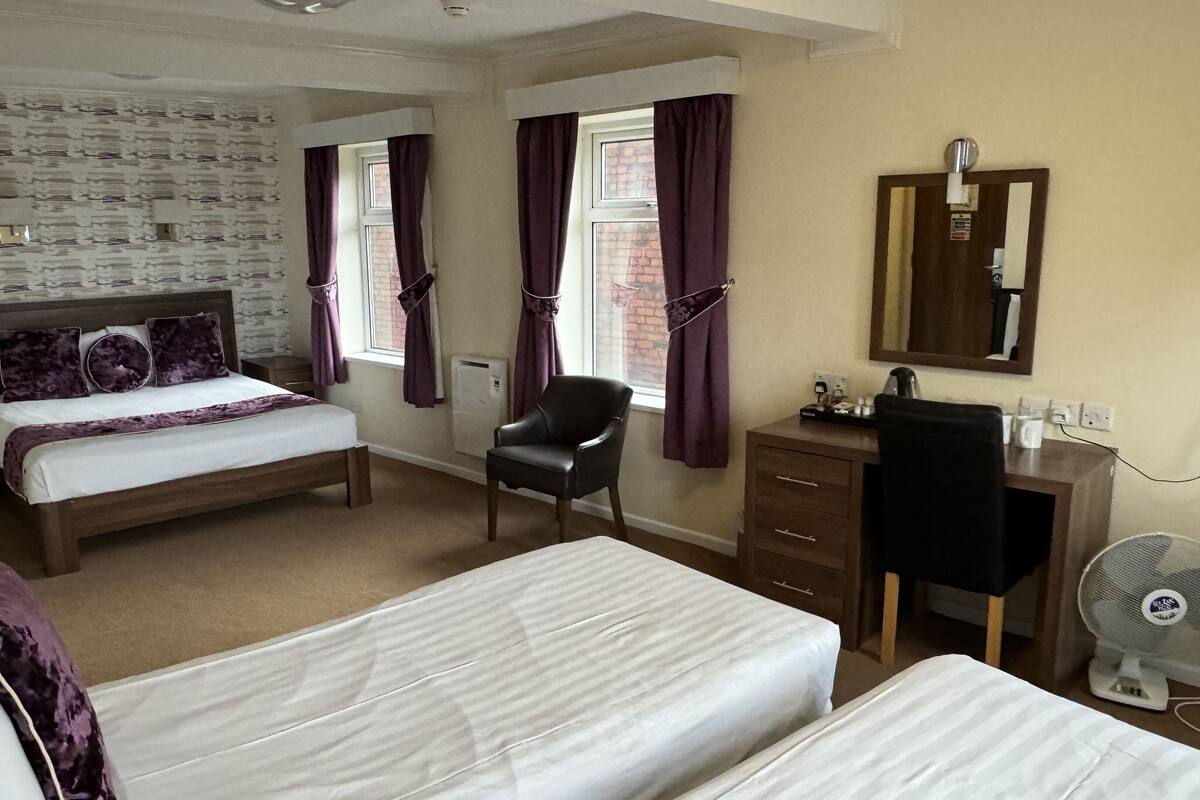 标准房, 2 张双人床 | 1 多间卧室、办公桌、熨斗/熨衣板、免费 WiFi