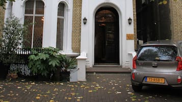 Vista frontal de la propiedad