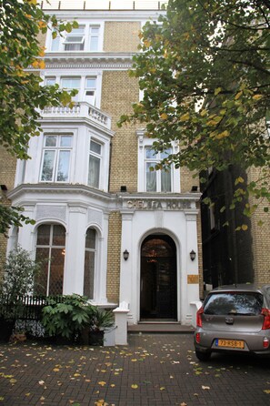 Vista frontal de la propiedad