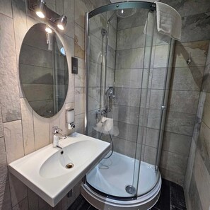 Suihku, sadesuihkupää, ilmaiset hygieniatuotteet, hiustenkuivaaja
