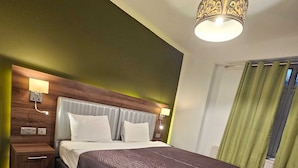 Iron/ironing board (on request), WiFi (free), bed sheets - Chelsea House Hotel (London)