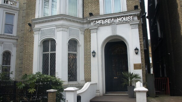 A traditional building with a sign reading "CHELSEA HOUSE HOTEL". - Chelsea House Hotel (London)