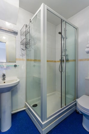 Shower, hair dryer, towels - The Rosscourt - Adults only (Bournemouth)