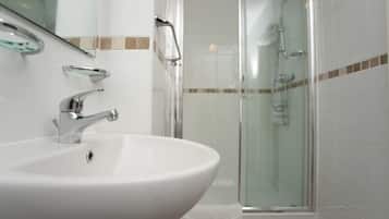 Chambre Classique avec lits jumeaux, 2 lits une place | Salle de bain | Douche, sèche-cheveux, serviettes fournies