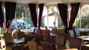 Breakfast, lunch, dinner and brunch served - Tower House Hotel (Halifax)