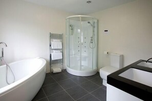 Free toiletries, hair dryer, towels - Tower House Hotel (Halifax)