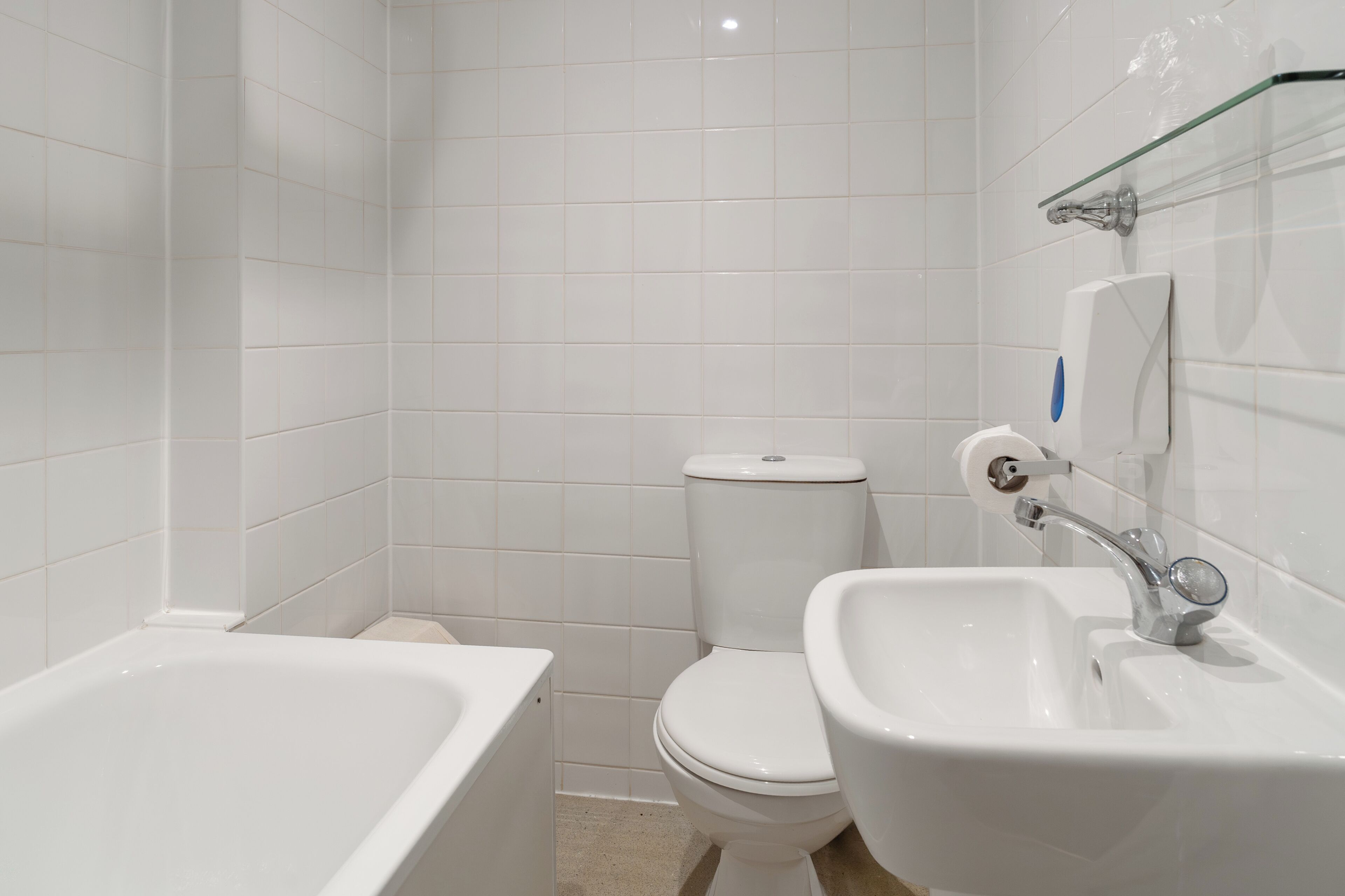 Un bagno con vasca, WC e lavandino.