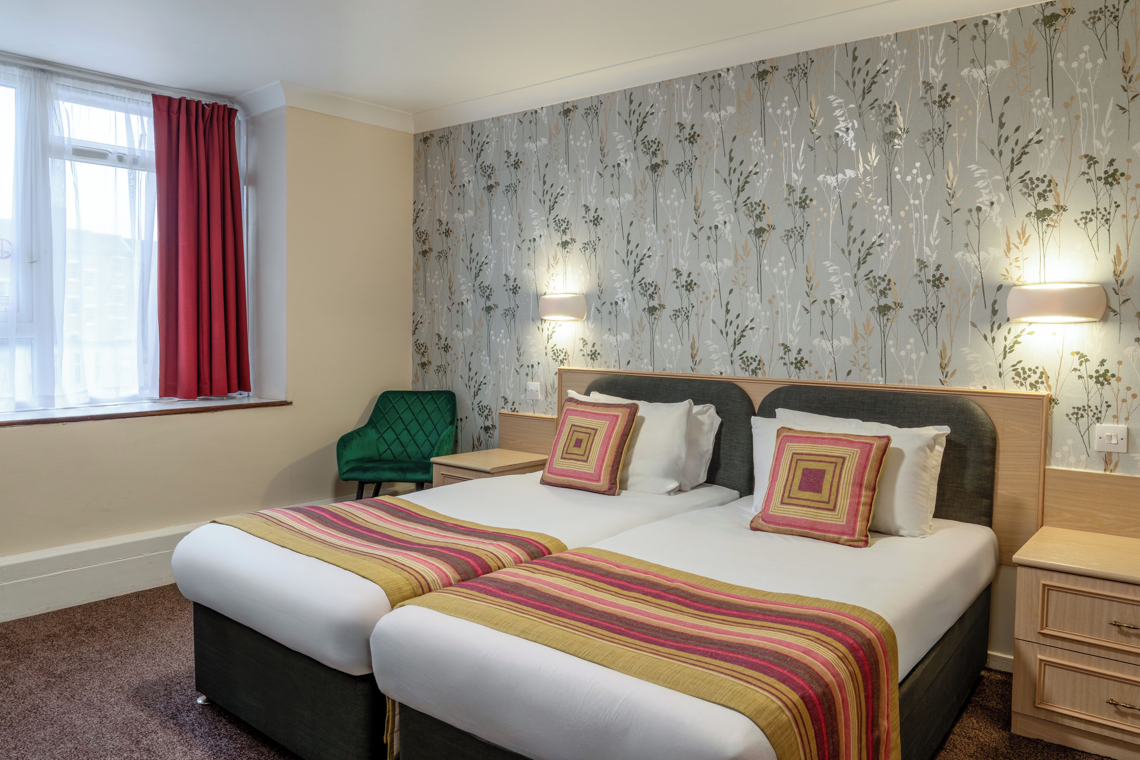 Chambre Exécutive avec lits jumeaux | Ameublement personnalisé, bureau, fer et planche à repasser