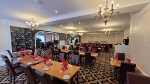 Petit déjeuner et dîner servis sur place