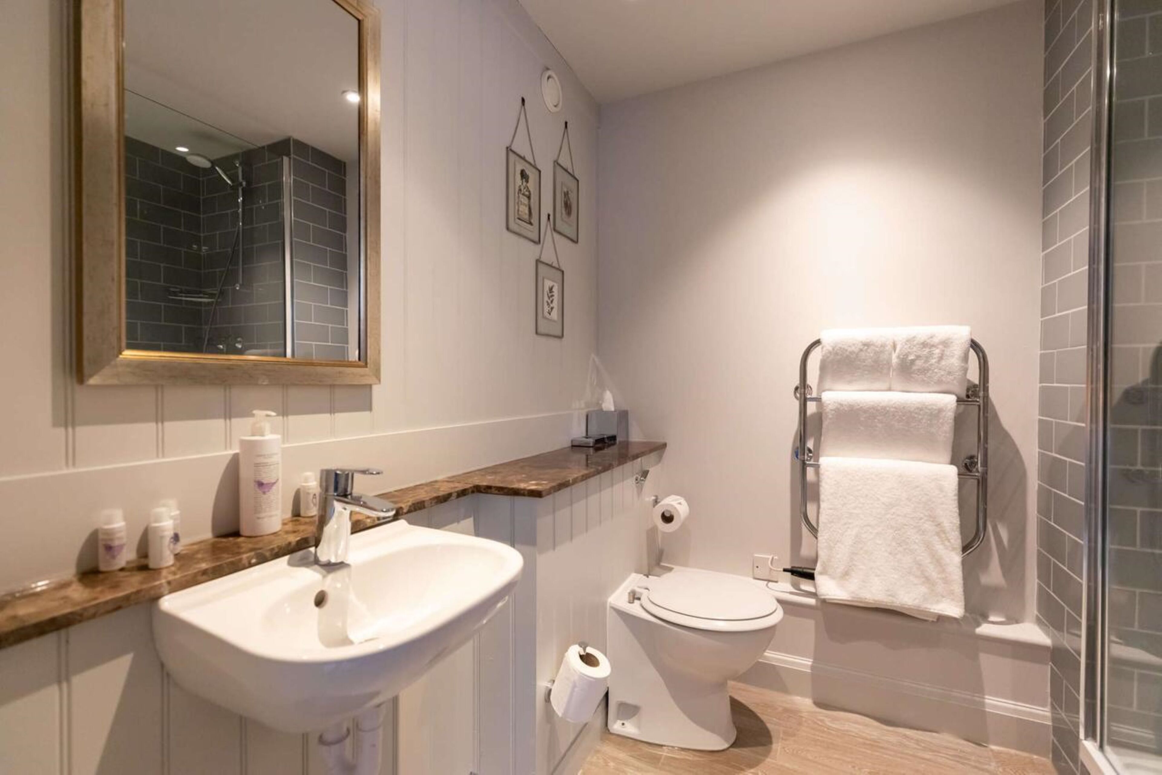 classic twin room | bathroom | combined shower/bathtub, free toiletries, hair dryer, towels