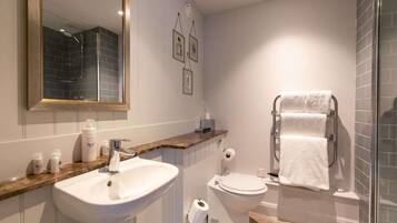 Classic Twin Room | Bathroom | Combined shower/bathtub, free toiletries, hair dryer, towels