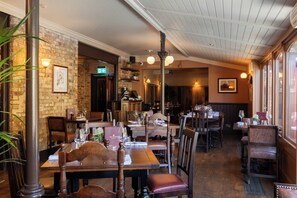 Restaurant - Crown Hotel (Chertsey)