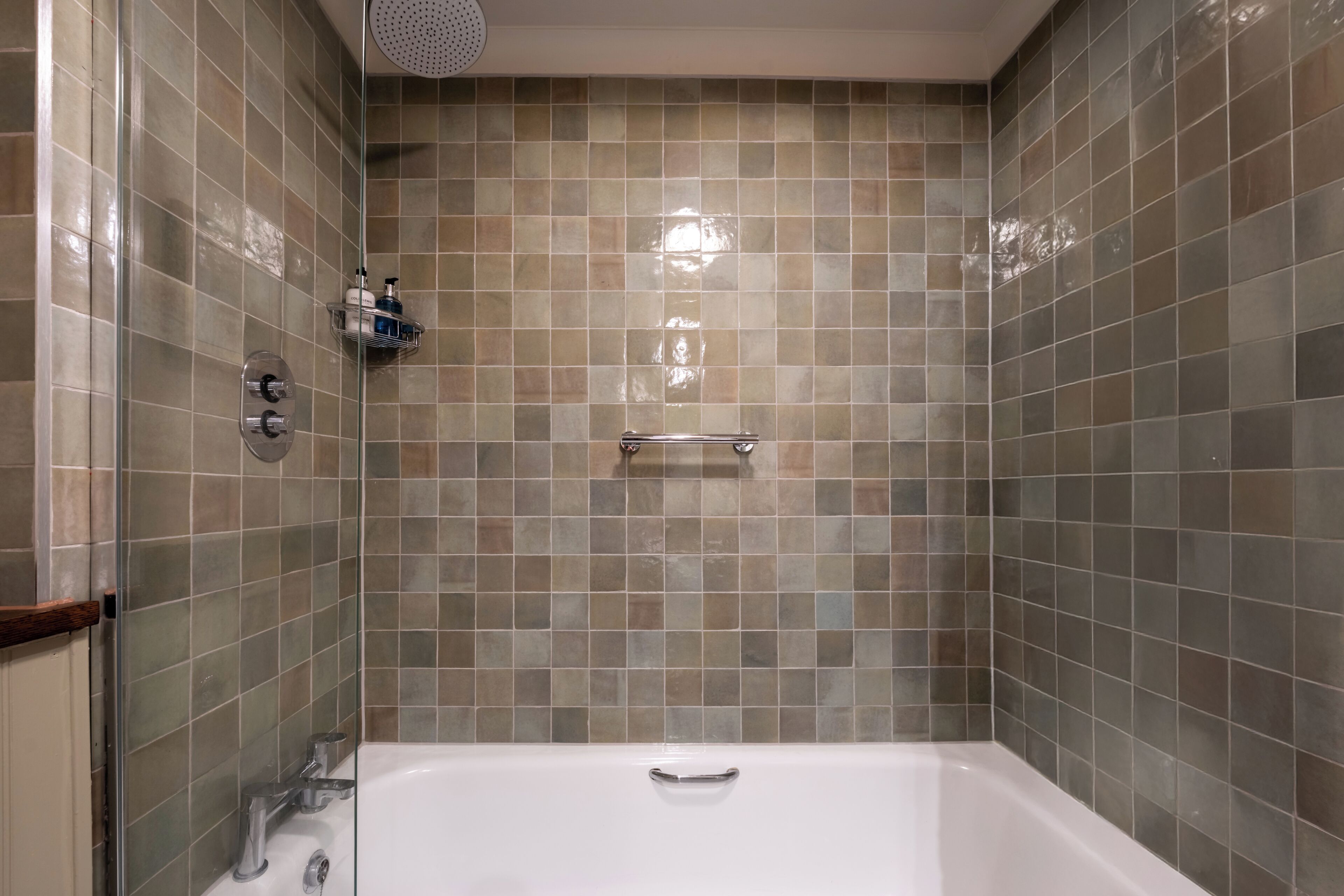 superior double room | bathroom | combined shower/bathtub, free toiletries, hair dryer, towels