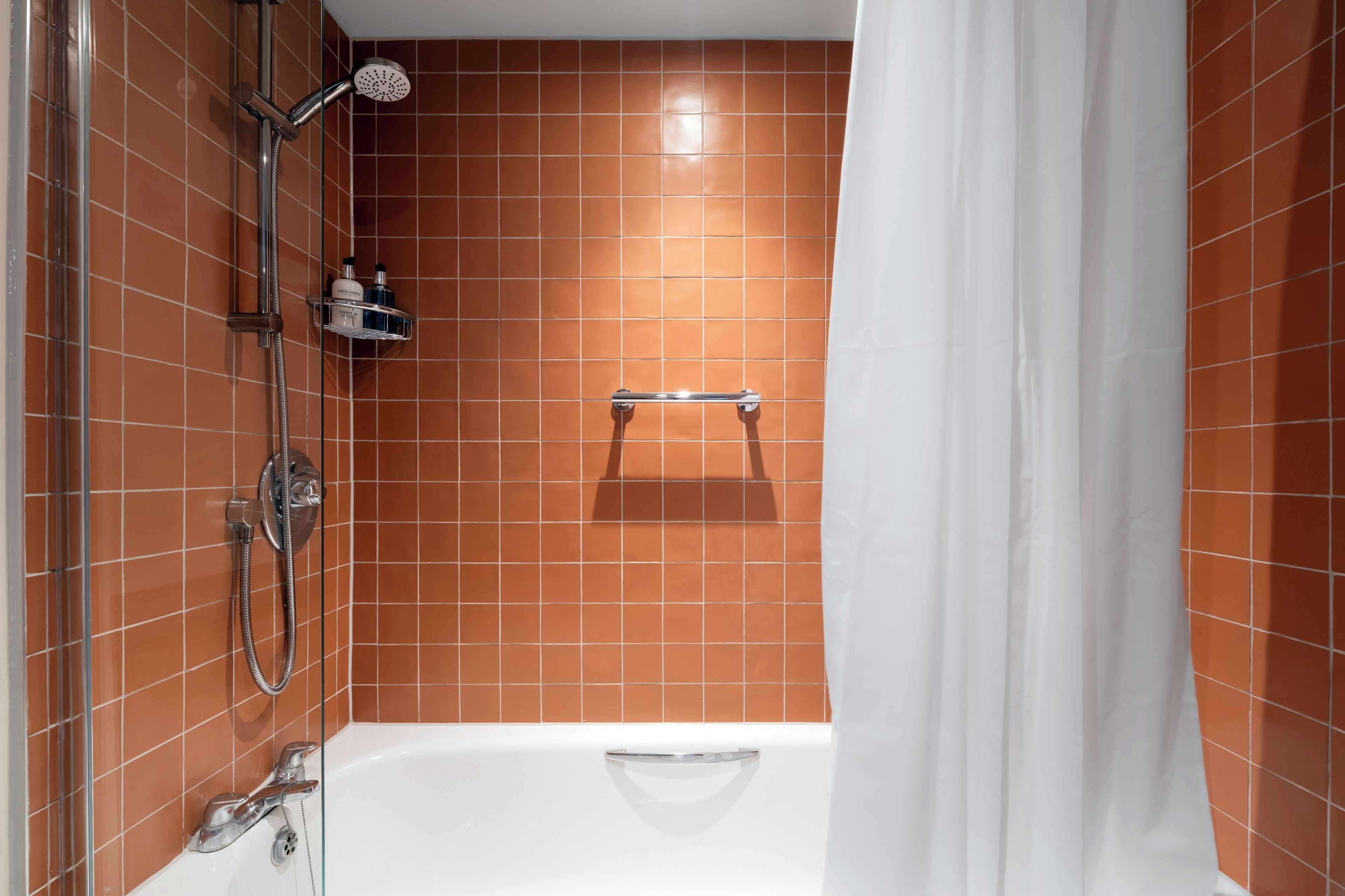 superior double room | bathroom | combined shower/bathtub, free toiletries, hair dryer, towels
